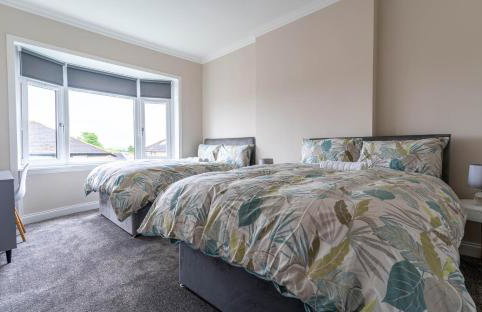4 Bedrooms Homely House - Sleeps 6 Comfortably with 6 Double Beds,Glasgow, Free Street Parking, Business Travellers, Contractors, & Holiday-Goers, Near All Major Transport Links in Glasgow & City Centre, Perfect for Common Wealth Games 2026 - Foto 4