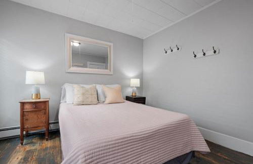 Stylish First Floor Apartment w Private Front Porch - Photo 14