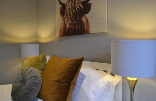 Stunning Period Townhouse with Garden, Walking Distance to Town - Photo 24