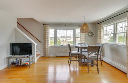 Walk to Beaches Sunny East Haven Home with Grill - Foto 7