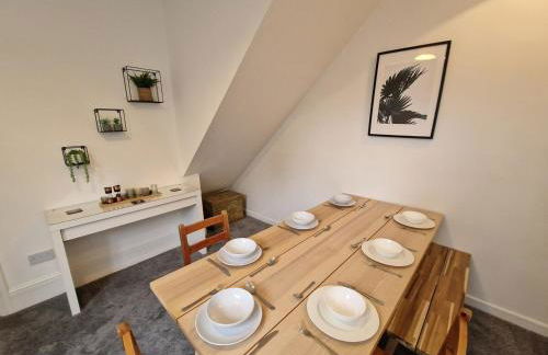 5 Bedroom semi detached home with off road parking - Photo 17