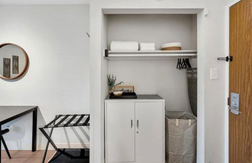 Modern Midtown Studio and Private Balcony - Foto 7