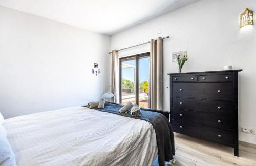 CoolHouses Algarve, Luz, 3 Bed villa, 1 bed studio, heated pool & jacuzzi, sea views, Casa Pequena - Foto 24