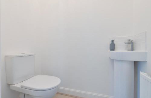 Modern Spacious 3 Bedroom House in Canterbury with En Suite and Free Parking Perfect for Contractors & Families - Photo 20