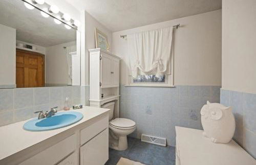 Elegant New England Home with Private Pool - Foto 10