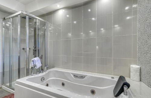 Golfinhos - MAGNIFICENT & SPACIOUS 5 BEDROOM VILLA - Foto 138