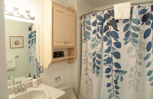 Katies Cottage Lakefront Stay with Hot Tub and Kayaks - Foto 19