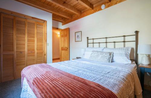 Creekwood Chalet - Hocking Hills with Hot Tub and Near Hiking - Foto 17