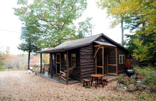Romantic Couples' Cabin Getaway in Pittsfield, New Hampshire - Foto 1