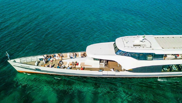 Bateau naviguant dans la baie de Lucerne