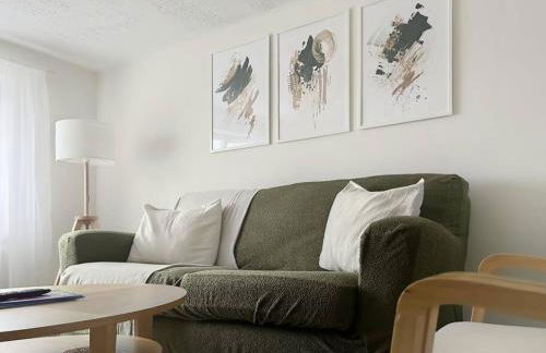 Private guest house - Double bedroom, en-suite and workspace with private entrance, first floor with no lift and no full kitchen - Foto 2