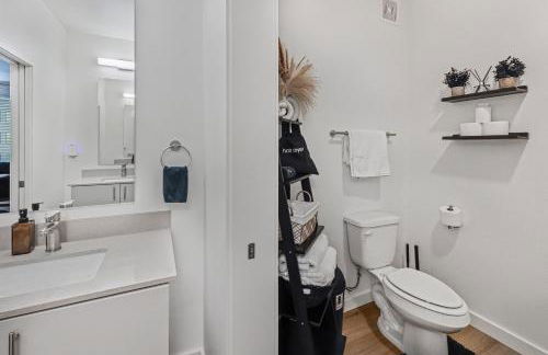 New Downtown Luxury APT ' 2 King Beds, Free Parking, Fast Wi-Fi & Gym Access! - Foto 24