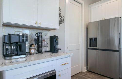 Steps Away from Cruisin' the Coast , Gulfport 2BR, Game Room, and Free Parking - Foto 21