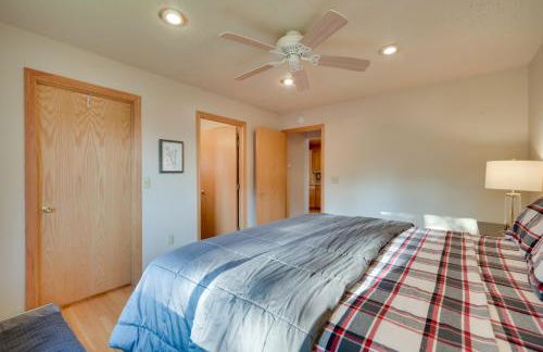 Lakefront Birchwood House with Deck and Fire Pit! - Foto 12