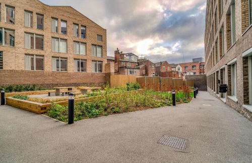 2-BR Near Salford Royal - City & Town Centre View - 1 Minute to Train & Tram Station - Sleeps 6 - Foto 59