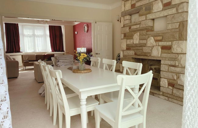 Bright and Spacious 4 Bedroom Home - Foto 24