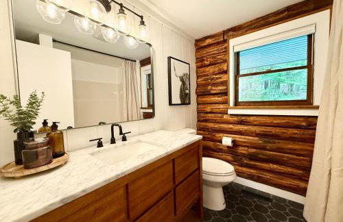 Cozy Berkshires Cabin with Lake, Beach, Hot Tub, Fireplace - The Wilde BNB - Foto 14