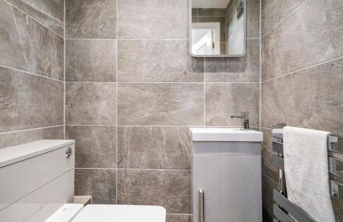 Luxury House with Pool Table, Sky TV, Netflix, Fast Wifi, Garden & Free Parking by Yoko Property - Photo 20