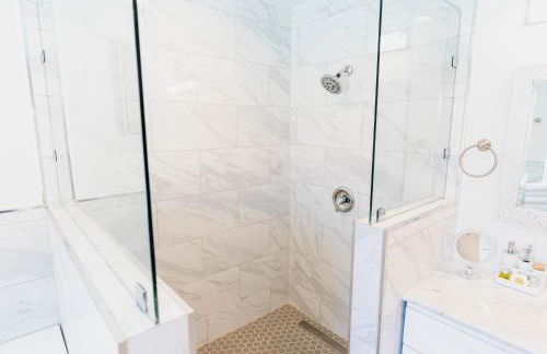 Sparkling Pool Retreat Near Legacy West by Vacation Your Way - Foto 34