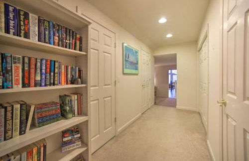 Lakefront Bolton Retreat with Balcony and Views! - Foto 13