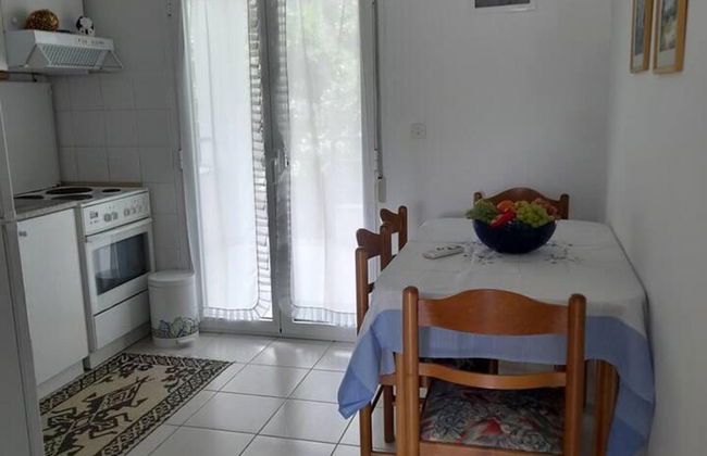 Impeccable 2-bed House in - Photo 18