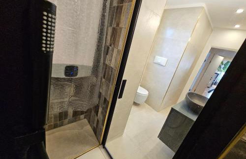 Exclusive top floor 2-bedroom flat - Photo 34