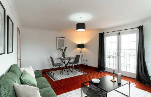 Bright 1 Bed Harbour-side Apartment with Balcony - Photo 7