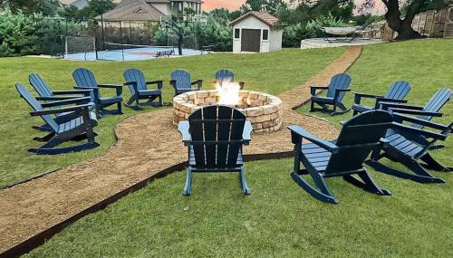 Stunning Spanish-Style Retreat with Pool Sleeps 28 - Foto 3