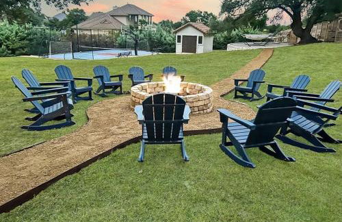 Stunning Spanish-Style Retreat with Pool Sleeps 28 - Foto 3