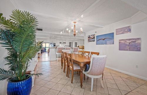 Luxury direct oceanfront corner penthouse with heated pool and garage parking - Foto 22