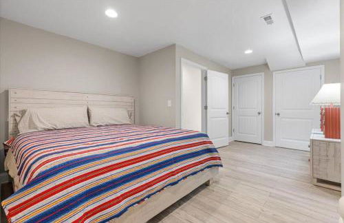 Lake Norman Home Lake Access with Heated Pool & Hot Tub - Foto 34