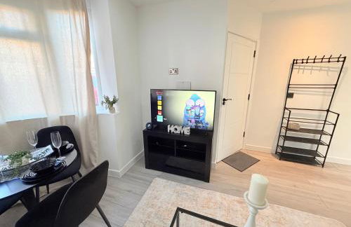 Cozy Escape Garden Flat - Photo 11