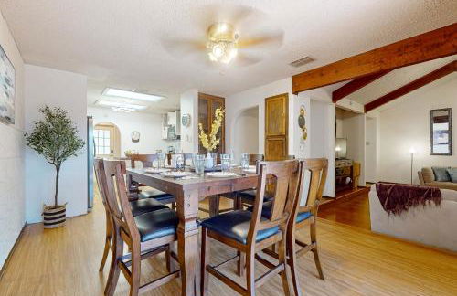 Walk to Park! Family-Friendly Laredo Home with Yard - Foto 8