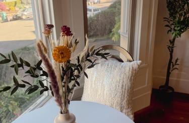 Bright, Modern & Artsy Space - Photo 21