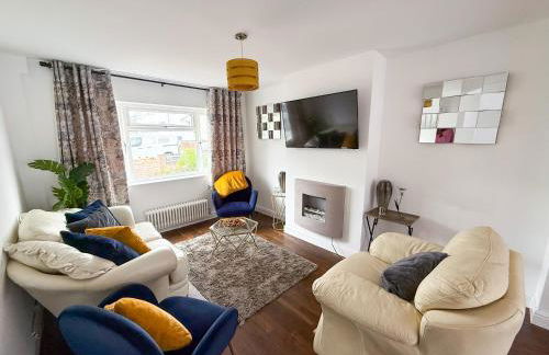Bassetts House - Spacious! - Sleeps 7 - Close to PRUH Hospital - Free Parking - Photo 1