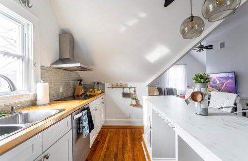 Charming 2BR Getaway with Modern Comforts - Foto 70