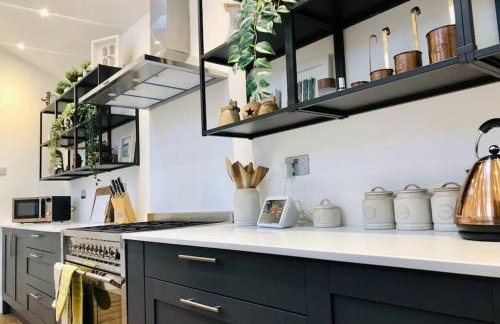 The Cuckoo's Retreat - Luxurious home with private garden & jacuzzi - Photo 13