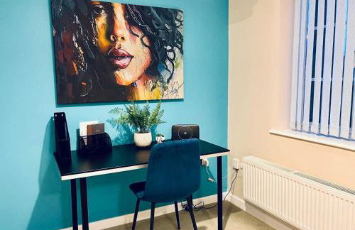 Spacious 4 Bedroom, 3 Bath House by Jesswood Properties Contractors, Business and Leisure with Free Parking and WIFI - Foto 14