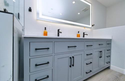 Renovated 5 Bd 3 Ba AC Private Deck Lawn - Foto 14