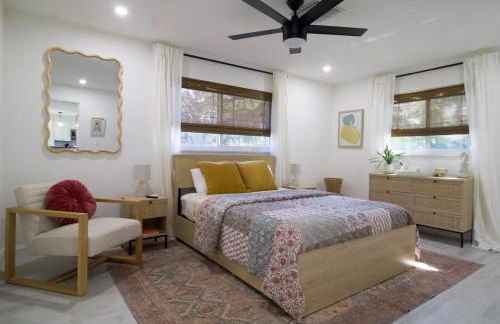 NEW Riverside Retreat with Pool - Foto 10