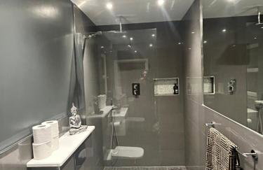 Large Modern Family Home in Murrayfield - Very close to City Centre - 10 mins by Direct Bus - Private Driveway & Garden - Foto 17