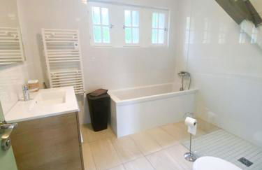 Villa des Suisses with Jacuzzi & View of Lake des Settons - Foto 17