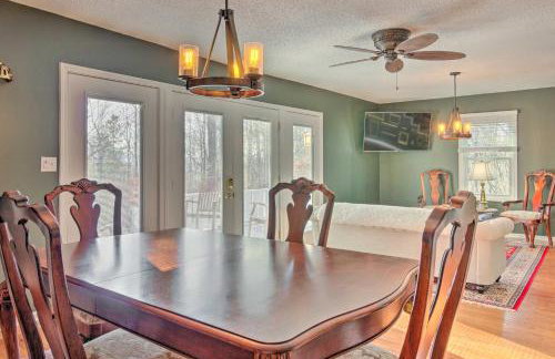 Blue Ridge Retreat with Mountain Views and Deck - Foto 7