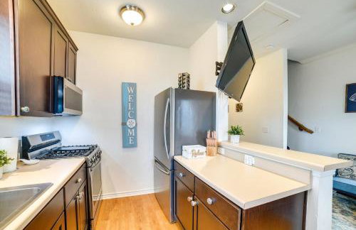 Walk to Beach Family Home with Patio in Galveston - Foto 12