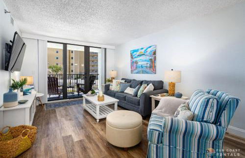 Ocean View Balcony just STEPS to the Beach with Pool, Parking and Wi-Fi! - Foto 8