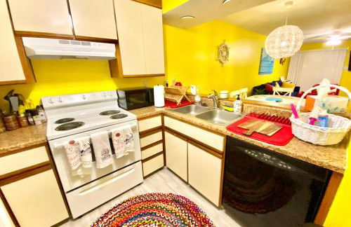 Stylish 2BR Condo Near Beach, Large Pool & Patio, Pet Friendly - Foto 10