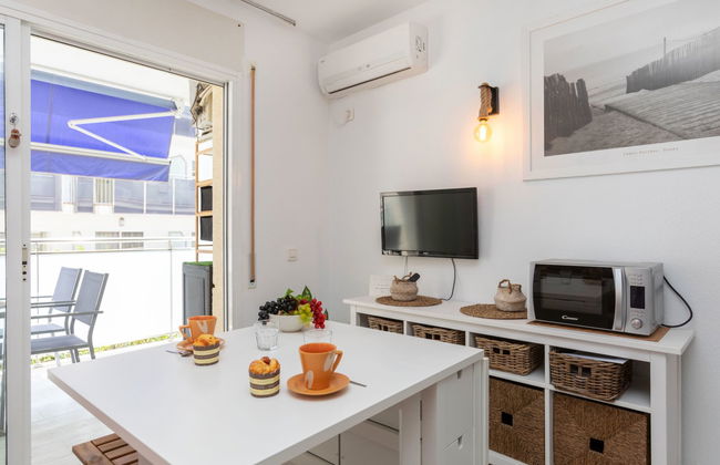 Apartment in Salou with swimming pool and terrace - Photo 3