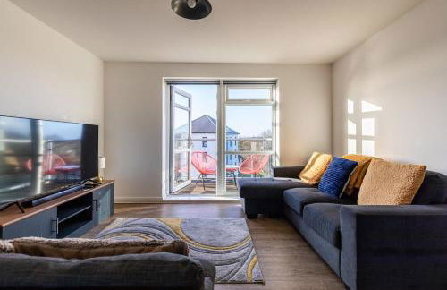 Lane End - Bright & Spacious 2-Bed Flat with Balcony & Parking - Foto 1