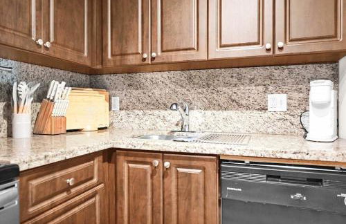 Serene Poolside Getaway Lake Access Parking - Foto 49