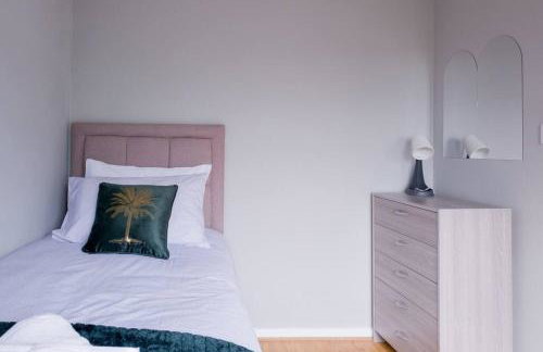 Spacious Cosy 3-Bedroom Home - Photo 20